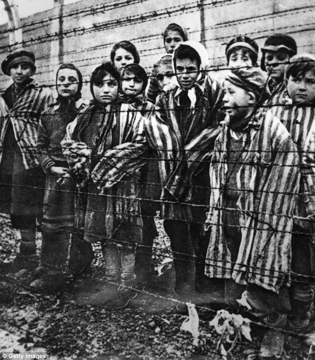Đức Quốc xã bị cáo buộc chịu trách nhiệm về cái chết của 6 triệu người Do Thái trong các trại tập trung Holocaust. Trong ảnh là trẻ em người Do Thái đứng sau một hàng rào dây thép gai tại trại tập trung khét tiếng ở Auschwitz, miền nam Ba Lan