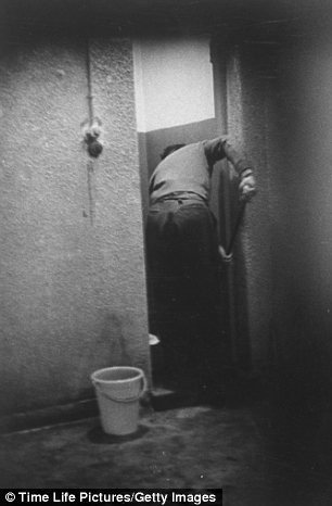 Eichmann lau sàn nhà vệ sinh trong thời gian bị giam giữ tại nhà tù Israel.
