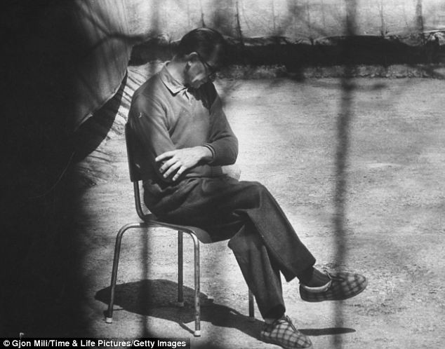 Eichmann ngồi sưởi nắng trong sân nhà tù tại Israel.
