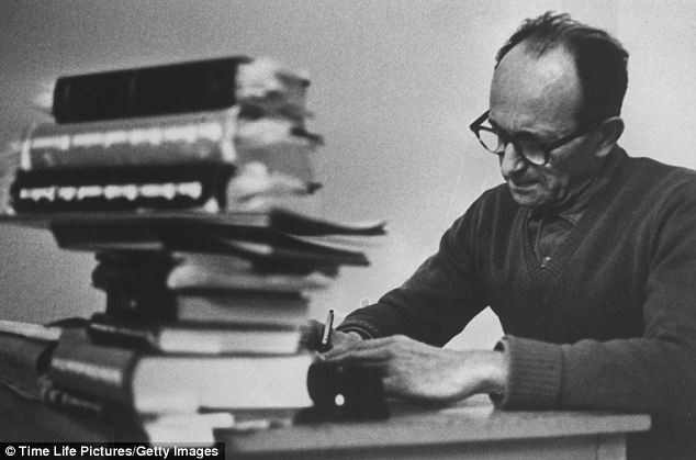 Eichmann vẫn đọc và viết trên chiếc bàn di động trong nhà tù đến tận những ngày cuối đời