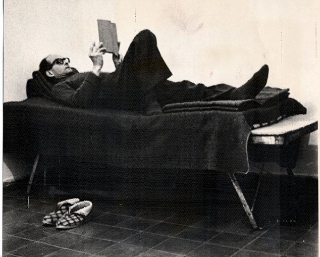 Eichmann nằm đọc sách trên chiếc giường trong nhà lao