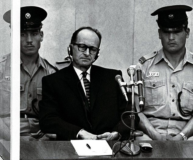 Cảnh sát Israel bên cạnh Eichmann tại tòa án Jerusalem.