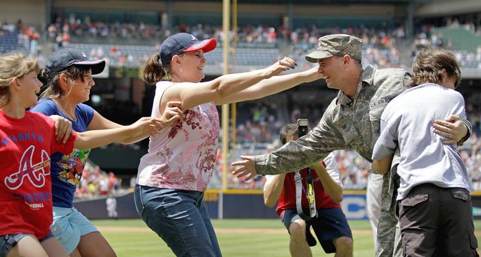 Thượng sĩ không quân David Sims hạnh phúc đón vợ con sau khi trở về từ Afghanistan ngày 28/5.