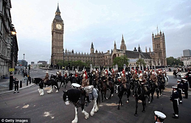 Các kỵ sĩ cưỡi ngựa băng qua quảng trường tháp Big Ben trong buổi diễn tập chuẩn bị cho lễ chúc mừng 60 năm trị vì của Nữ hoàng Elizabeth.