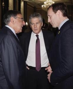 Bộ trưởng Quốc phòng Mỹ (trái) trò chuyện cùng bộ trưởng Quốc phòng Austrailia (giữa) và Bộ trưởng Quốc phòng Canada Peter MacKay bên lề Đối thoại Shangri-li