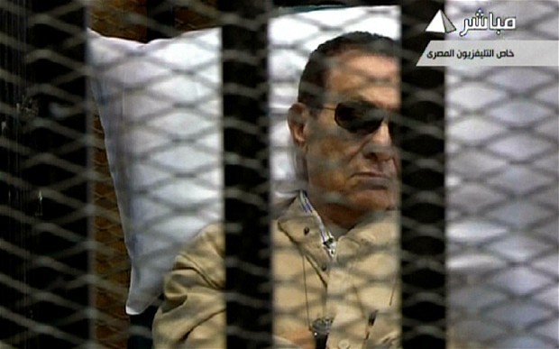 Cựu Tổng thống Ai Cập Hosni Mubarak tại phiên tòa ngày 2/6.
