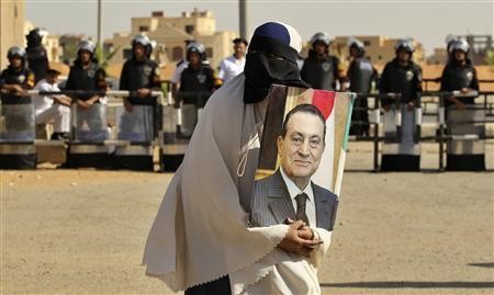 Thân nhân những một người thiệt mạng trong các cuộc biểu tình lật đổ tổng thống Mubarak năm ngoái tập trung bên ngoài tòa án