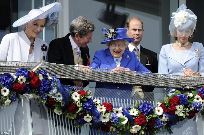 Nữ hoàng Elizabeth II cười với Hoàng tử Edward.