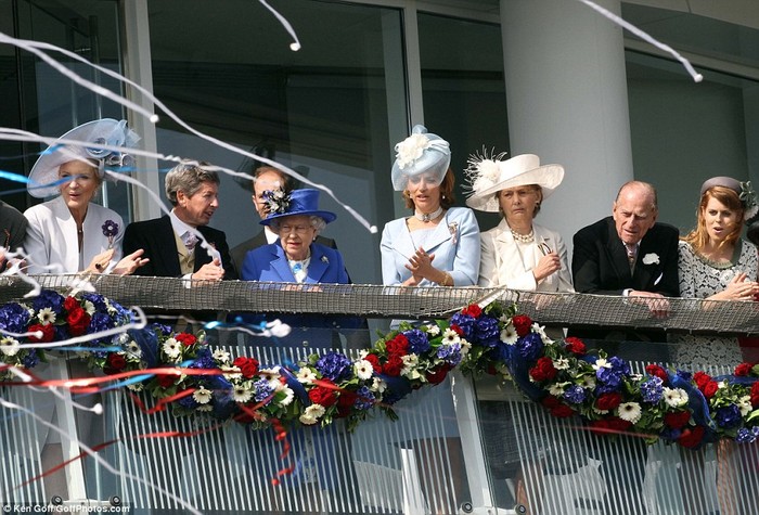 Nữ hoàng và bạn bè, các thành viên của Hoàng gia trong lễ kỷ niệm tổ chức ngày 2/6.
