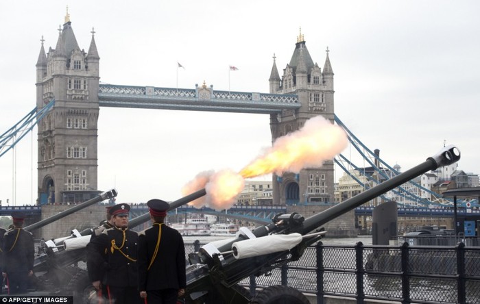21 khẩu đại bác được bắn tại London đánh dấu sự bắt đầu tuần lễ Diamond Jubilee tại Tháp London