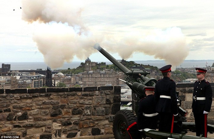 Đại bác được bắn bởi trung đoàn pháo binh Hoàng gia 105 vào đúng 12 giờ trưa ngày 2/6 tại Edinburgh Castle