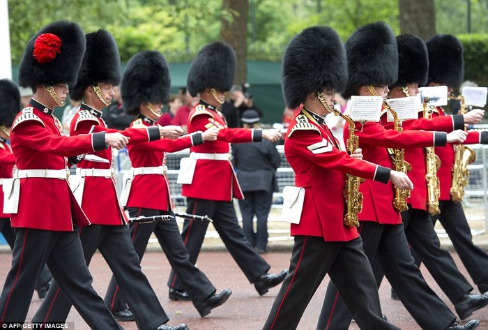 Diễn tập diễu binh trước điện Buckingham