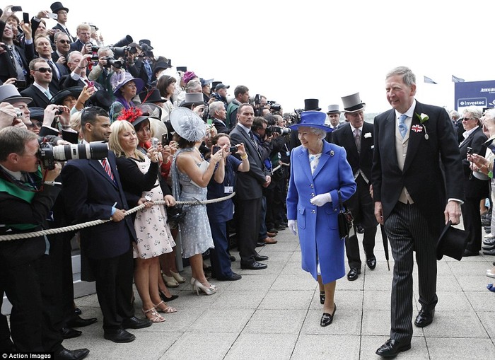 Đám đông chào mừng Nữ hoàng tại trường đua ngựa.