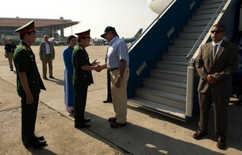 Đoàn đại biểu Việt Nam đón tiếp ông Panetta tại sân bay Cam Ranh.
