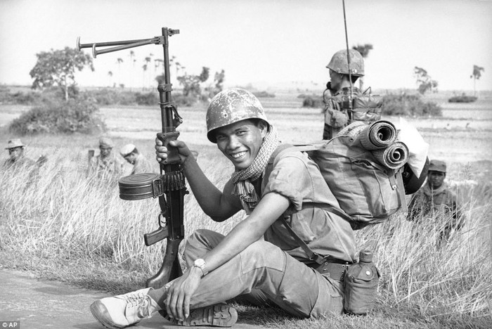 Ảnh chụp ngày 20 Tháng 9 năm 1970 cho thấy một người lính Campuchia mỉm cười trước ống kính khi chiến đấu tại Việt Nam