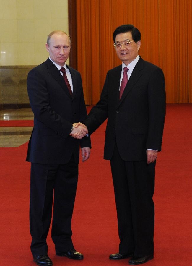 Chủ tịch Trung Quốc Hồ Cẩm Đào đón Tổng thống Putin tại Bắc Kinh ngày 4/6. Ảnh Tân Hoa Xã