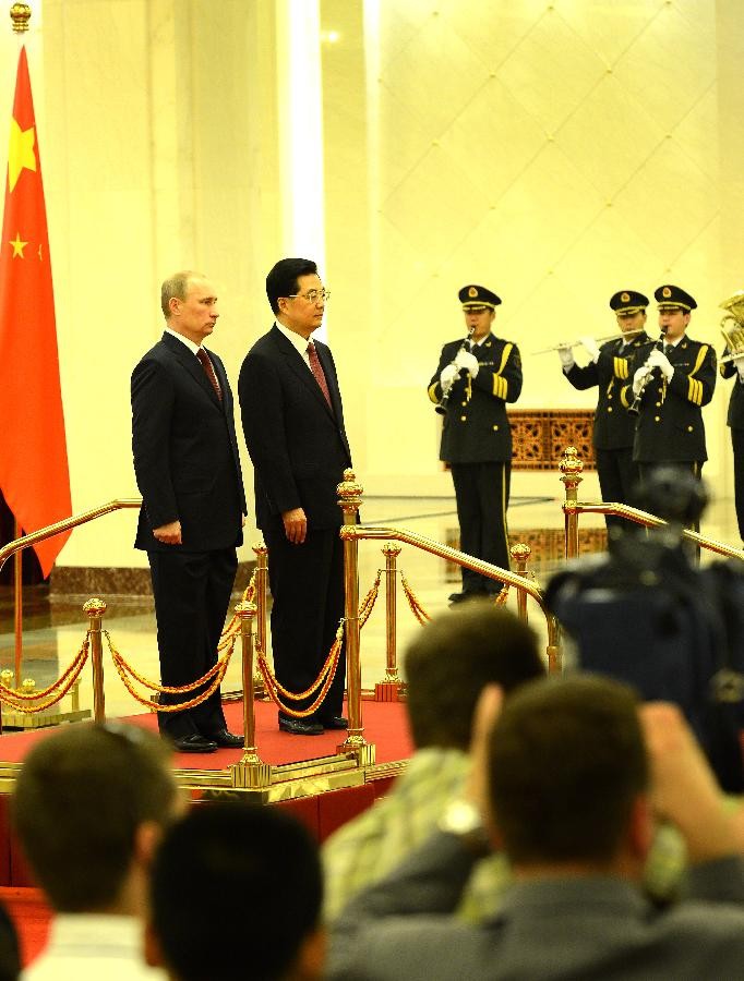 Chủ tịch Trung Quốc Hồ Cẩm Đào đón Tổng thống Putin tại Bắc Kinh ngày 4/6. Ảnh Tân Hoa Xã