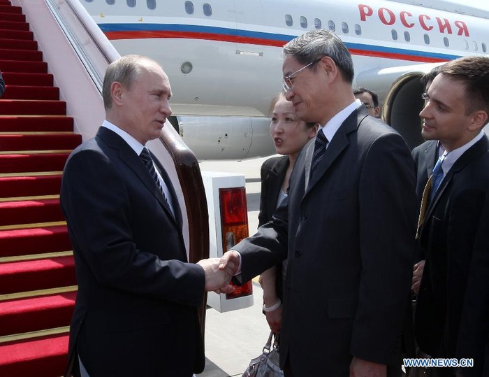Phái đoàn Trung Quốc đón Tổng thống Putin tại sân bay Bắc Kinh ngày 5/6. Ảnh Tân Hoa Xã