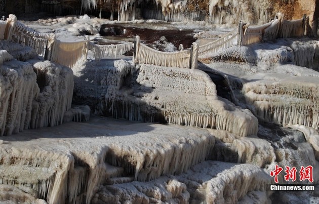 Thác Hukou đóng băng vào mùa đông khi nhiệt độ giảm mạnh.