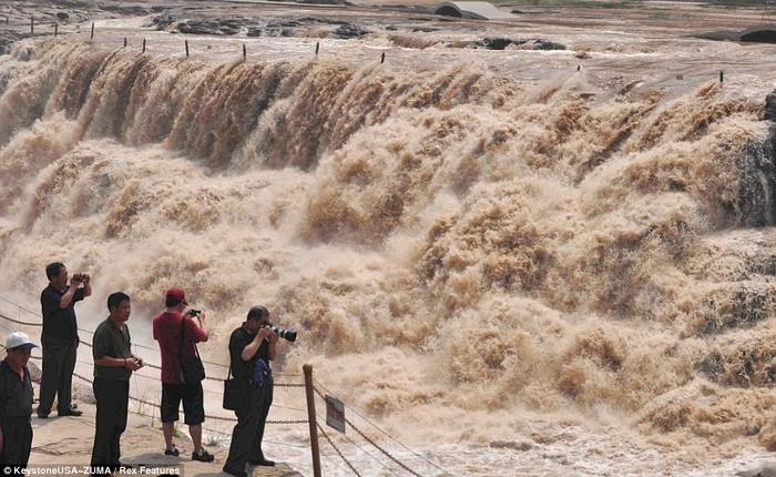 Tuy nhiên, năm nay nước lũ về sớm hơn thường lệ và tạo ra cảnh tượng ngoạn mục hiếm thấy trên thác Hukou.