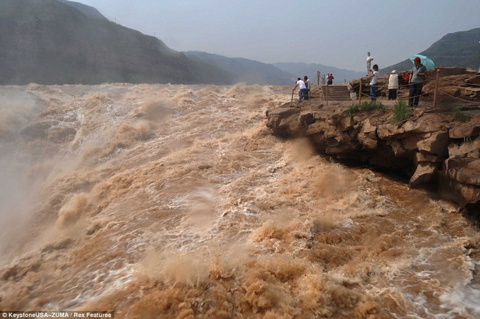 Dòng chảy dữ dội của nước lũ khi vượt qua thác Hukou