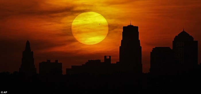 Sao Kim đi qua Mặt trời tại thành phố thành phố Kansas, Missouri , Mỹ