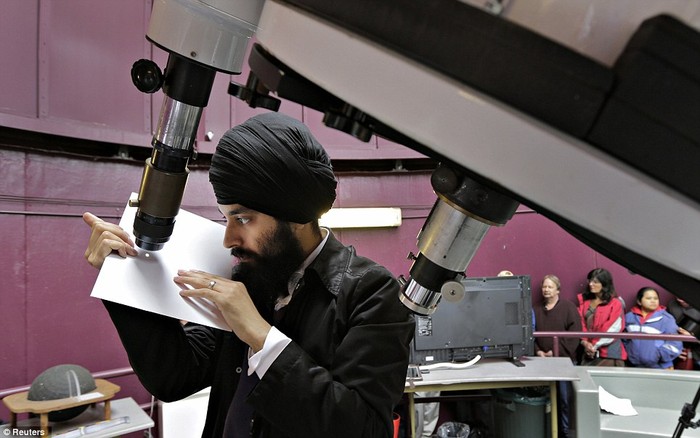 Nhà thiên văn học Raminder Samra theo dõi sao Kim băng qua Mặt trời bằng cách sử dụng một mảnh của giấy và kính viễn vọng tại các Đài quan sát Southam MacMillan tại Vancouver, British Columbia