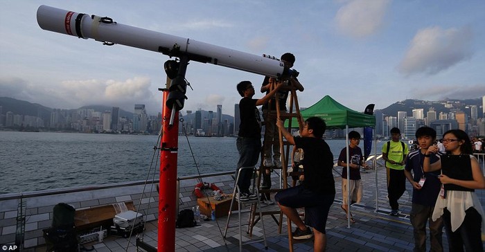 Người Hong Kong tập trung tại cảng Victoria sáng nay
