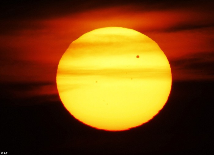 Sao Kim biến thành nốt ruồi của Mặt trời được nhìn thấy tại Công viên Edgewater trong Cleveland