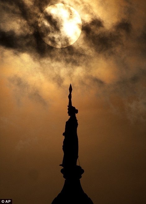 Sao Kim đi qua Mặt trời phía trên tượng Nữ thần Tự do