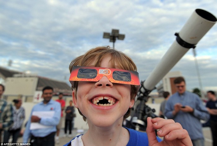 công viên College, Maryland, MỹAlex Olling, 8 tuổi, cười rạng rỡ khi chứng kiến hiện tượng thiên văn hiếm thấy tại công viên College, Maryland, Mỹ