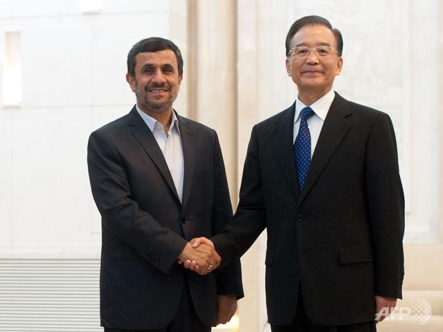 Tổng thống Iran Mahmoud Ahmadinejad và Thủ tướng Trung Quốc Ôn Gia Bảo trong cuộc gặp gỡ tại Bắc Kinh ngày 6/6.