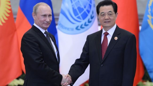 Tổng thống Nga Vladimir Putin (trái) và Chủ tịch Trung Quốc Hồ Cẩm Đào tại Bắc Kinh ngày 6/6.