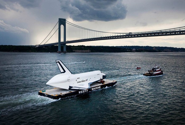 Tàu con thoi Enterprise được sà lan chở tới bảo tàng đang chuẩn bị đi qua bên dưới cầu Verrazano-Narrows ở New York, Mỹ hôm 3/6.