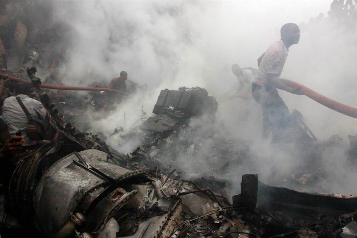 Hiện trường vụ rơi máy bay thảm khốc tại Nigeria hôm 3/5. Tất cả hơn 150 người có mặt trên chuyến bay trên đều đã thiệt mạng.