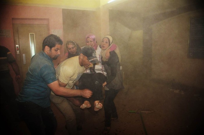 Các nhân viên Bộ Y tế Iraq khiêng một đồng nghiệp bị thương trong vụ đánh bom xe tại trụ sở của bộ ở thủ đô Baghdad hôm 4/6.