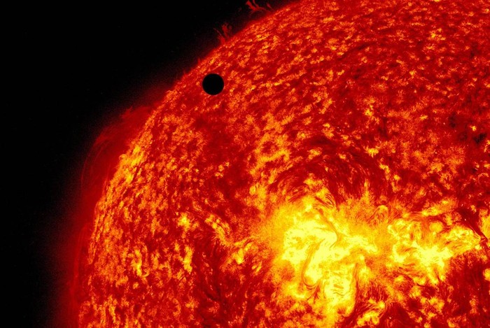 Cận cảnh sao Kim đi qua Mặt trời hôm 5/5 do vệ tinh của NASA chụp ngoài không gian.