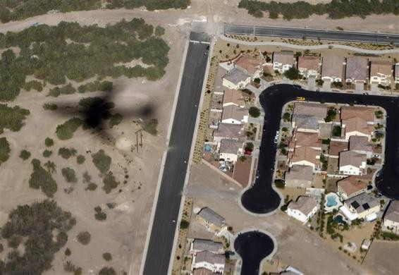Bóng của chiếc Không lực 1 trên sa mạc Nevada trước khi hạ cánh xuống Las Vegas ngày 24 tháng 10 năm 2011.