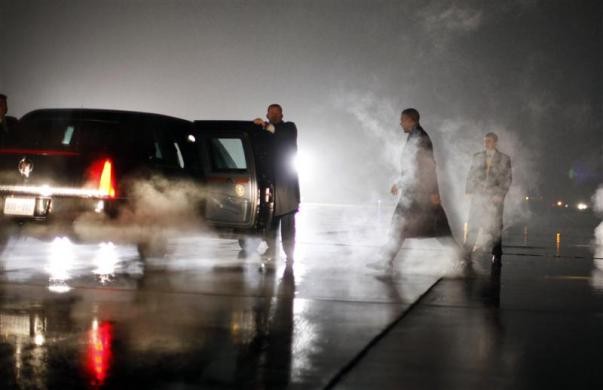 Ông Obama rời chiếc Không lực 1 và chuẩn bị lên chiếc limousine vào một đêm mưa và sương mù ở Romulus, Michigan, ngày 26 tháng 1 năm 2012.