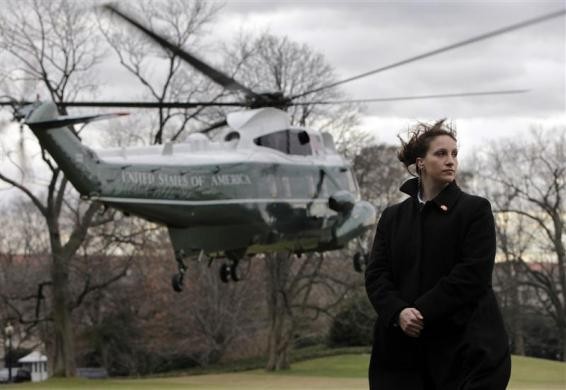 Một nữ mật vụ đang làm việc tại nơi chiếc Marine One chuẩn bị hạ cánh trong khuôn viên Nhà Trắng ngày 28 tháng 1 năm 2010.