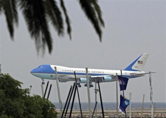 Không lục 1 chuẩn bị hạ cánh tại sân bay Nice khi Tổng thống Obama đến dự hội nghị thượng đỉnh G20 tại Cannes ngày 3 tháng 11 năm 2011