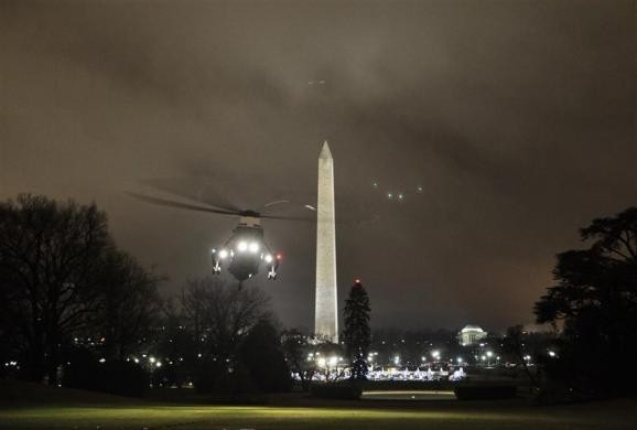 Marine One chở Tổng thống Obama chuẩn bị hạ cánh tại Nhà Trắng ngày 6 tháng 12 năm 2011.