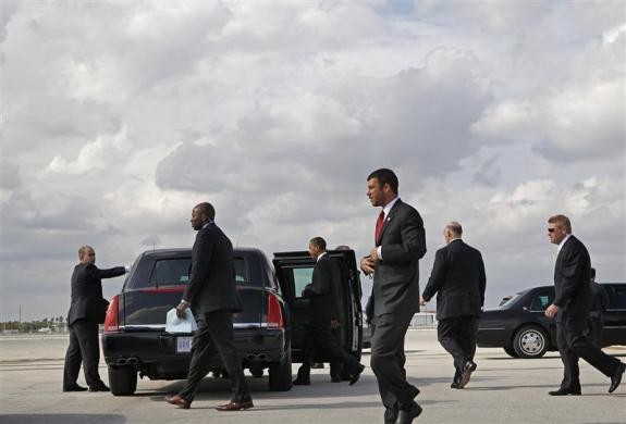 Tổng thống Obama lên chiếc limousine của mình sau khi rời chuyên cơ tại sân bay quốc tế Miami ngày 15 tháng 10 năm 2010