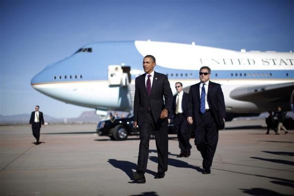 Tổng thống Obama và các mật vụ tại sân bay Mez ở Phoenix, Arizona, ngày 25 tháng 1 năm 2012