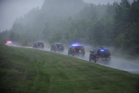 Đoàn xe chở Tổng thống Obama rời khỏi sân chơi golf trong một buổi chiều trong mưa lớn tại căn cứ không quân Andrews ở Maryland, ngày 25 tháng 7 năm 2010.