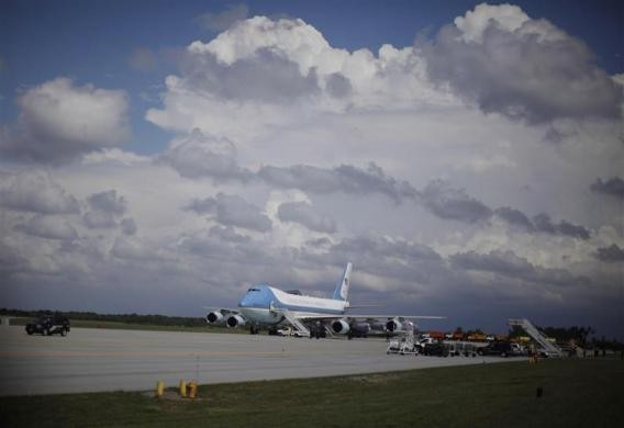 Chiếc Không lực 1 nằm trên đường băng tại Fort Drum khiTổng thống Obama tới chào đón các binh sĩ thuộc Sư Đoàn 10 ở New York, ngày 23 tháng 6 năm 2011.