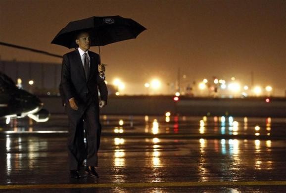Tổng thống Obama được nhân viên an ninh tháp tùng tới máy bay tại sân bay John F. Kennedy ở New York, ngày 16 tháng 9 năm 2010
