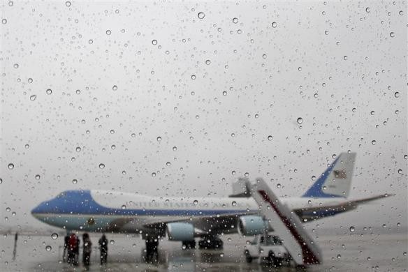 Chiếc Không lực 1 chở Tổng thống Obama đang chờ cất cánh rời căn cứ không quân Andrews gần Washington ngày 26 tháng 1 năm 2011.