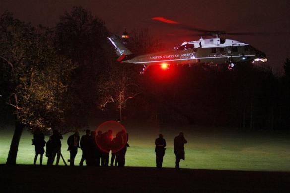 Chiếc Marine One chở ông Obama chuẩn bị hạ cánh tại Winfield House, Đại sứ quán Mỹ ở London ngày 31/3/2009.