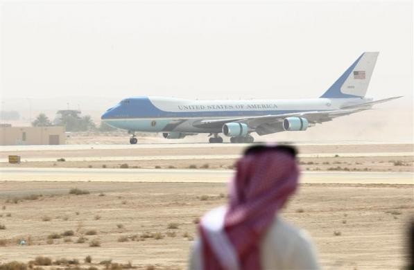 Chiếc Không lực 1 chở ông Obama hạ cánh tại sân bay quốc tế King Khalid ở Riyadjh ngày 3 tháng 6 năm 2009.